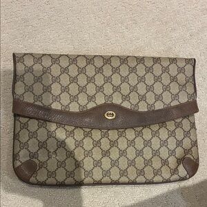 Gucci Brown and Tan Monogram Envelope Clutch👝Gucci5